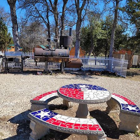 Отель Al'S Hideaway Glamping Tents Pipe Creek Экстерьер фото