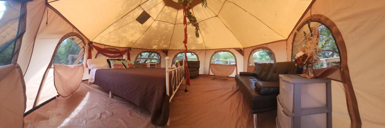 Отель Al'S Hideaway Glamping Tents Pipe Creek Экстерьер фото