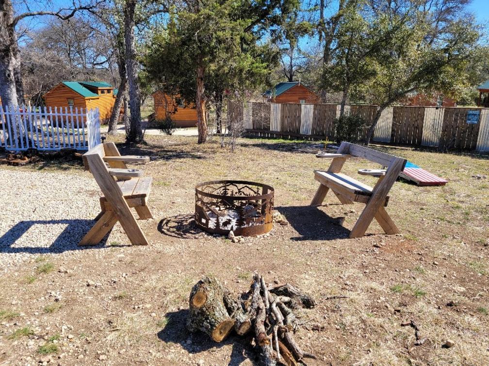 Отель Al'S Hideaway Glamping Tents Pipe Creek Экстерьер фото